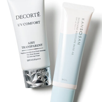 （右）カサつきも皮脂テカリもケアして、みずみずしい肌に整える。乾燥さん 水分力スキンケア下地SPF42･PA+++ ¥1,430／BCL　 （左）白浮きしない、透明のジェルタイプ。さらっとした軽いつけ心地。コスメデコルテUVコンフォート エアリートランスペアレント SPF45･PA+++ ¥4,950／コスメデコルテ