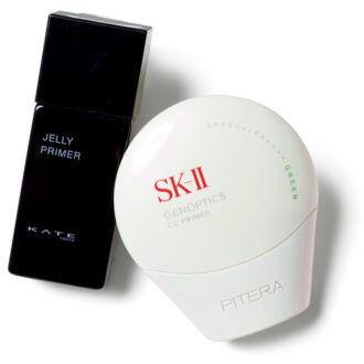 （右）ハリ感のある肌に仕上げる。SK-Ⅱ ジェノプティクス CCプライマー ミントグリーン SPF50+･PA++++ ¥9,900（編集部調べ）／SK-Ⅱ　 （左）ツヤ仕上がりながら、メイク崩れしにくい処方。ケイト ジュレリーププライマー オーシャングリーン SPF50+･PA++++¥1,980（編集部調べ、一部店舗・WEBにて発売）／カネボウ化粧品