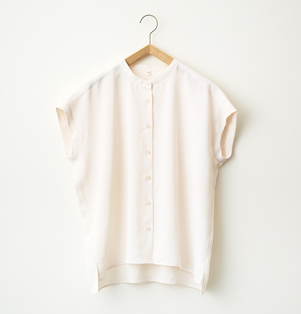 【無印良品で指名買い】その名も「風を通すフレンチスリーブブラウス」！ 50代に絶妙な3つの理由をスタイリストが解説