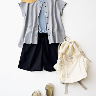 ¥1,990、ブロードショートパンツ¥1,990、ラフィアハット¥6,990、イ草サンダル¥4,990、撥水リュック¥4,990 ／すべて無印良品 銀座