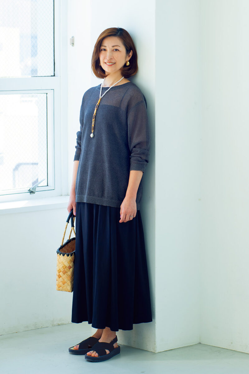 ニットトップス￥5,900、スカート￥3,990、サンダル￥4,990／すべて無印良品（無印良品 銀座）、ネックレス￥49,500、イヤリング￥8,800／ともにアビステ、バッグ／スタイリスト私物