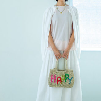 カーディガン¥2,990、Tシャツ¥990、スカート¥12,900、キャップ¥2,990、スニーカー¥4,990/すべて無印良品(無印良品 銀座)、ネックレス¥19,800/シルコ、バッグ¥13,420/ザ・ジャクソンズ(ともにアッシュ・ペー・フランス)