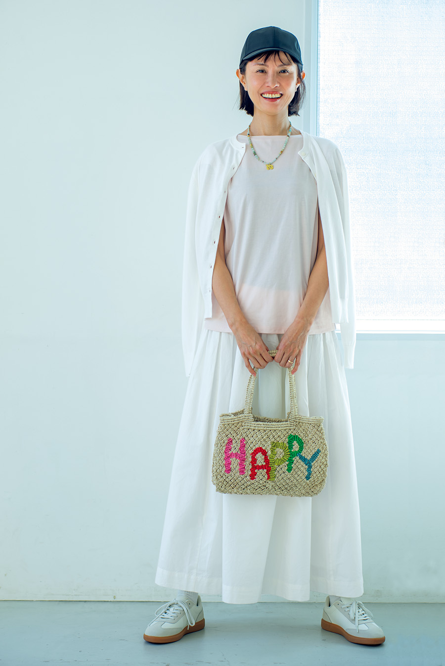カーディガン￥2,990、Tシャツ￥990、スカート￥12,900、キャップ￥2,990、スニーカー￥4,990／すべて無印良品（無印良品 銀座）、ネックレス￥19,800／シルコ、バッグ￥13,420／ザ・ジャクソンズ（ともにアッシュ・ペー・フランス）