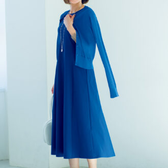 ワンピース￥2,990、カーディガン￥2,990／ともにユニクロ、バッグ￥2,990／GU（ジーユー）、ネックレス￥4,860、ブレスレット￥6,600／ともにアビステ、サンダル／スタイリスト私物