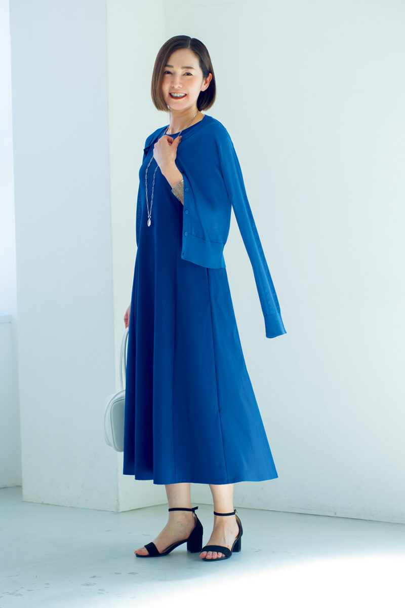 ワンピース¥2,990、カーディガン¥2,990/ともにユニクロ、バッグ¥2,990/GU(ジーユー)、ネックレス¥4,860、ブレスレット¥6,600/ともにアビステ、サンダル/スタイリスト私物