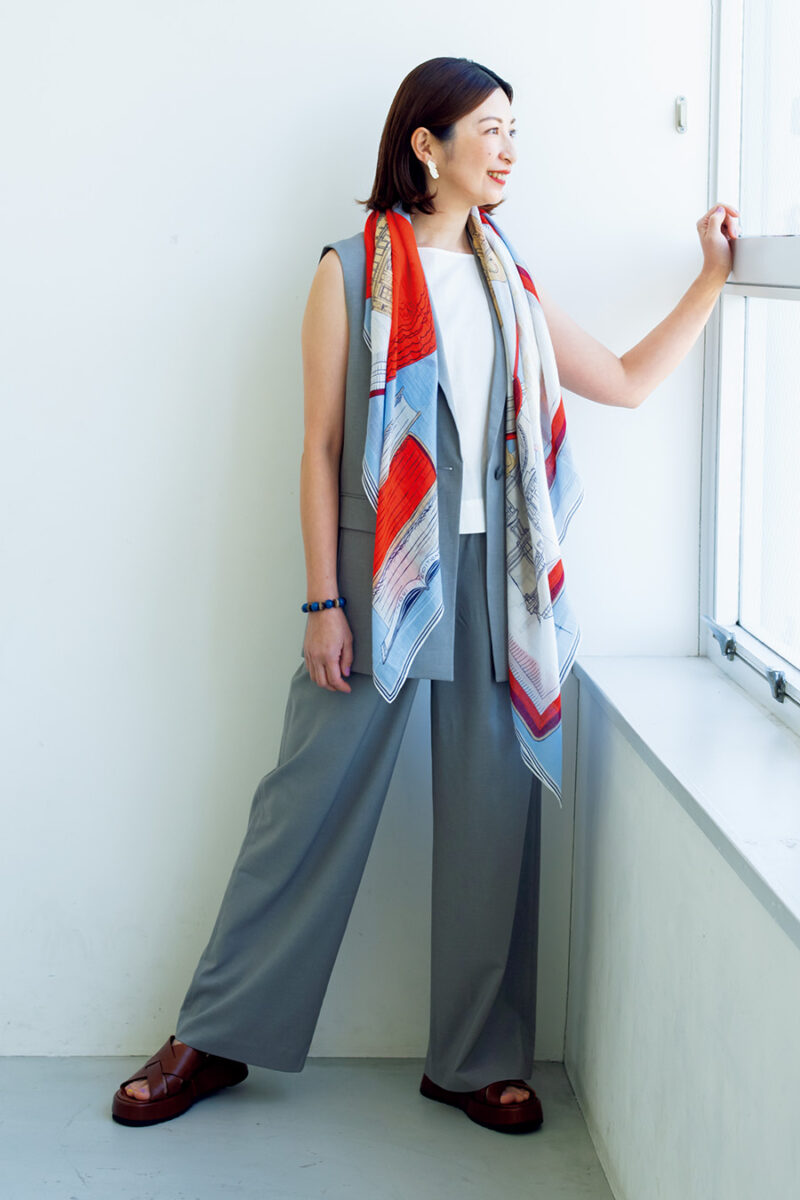 ジレ￥5,990、インに着たシャツ￥1,990、パンツ￥3,990／すべてユニクロ、ストール￥23,980／イヌイ・エディション、ブレスレット￥13,200／シルコ、サンダル¥77,000／チエ・ミハラ（すべてアッシュ・ペー・フランス）、イヤリング￥18,700／アビステ