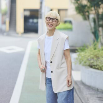 クルーネックTシャツにジレを合わせたトレンドの着こなし