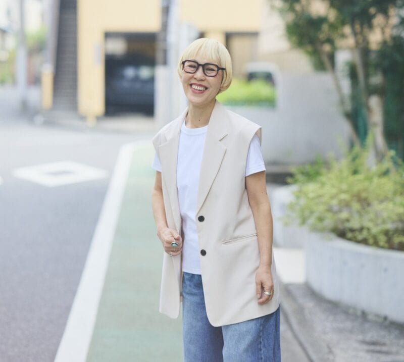 クルーネックＴシャツにジレを合わせたトレンドの着こなし