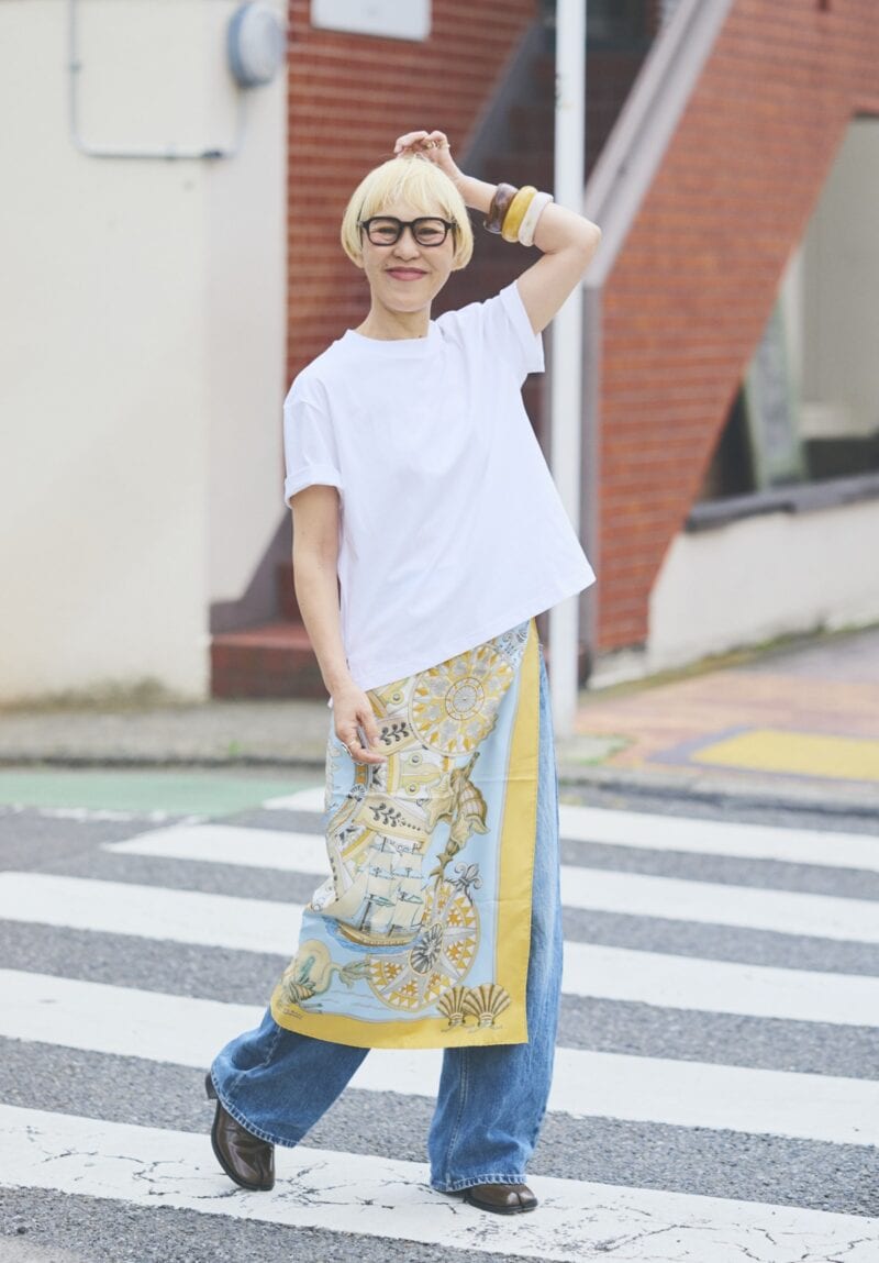 エアリズムコットンTシャツでスカーフを腰巻きに