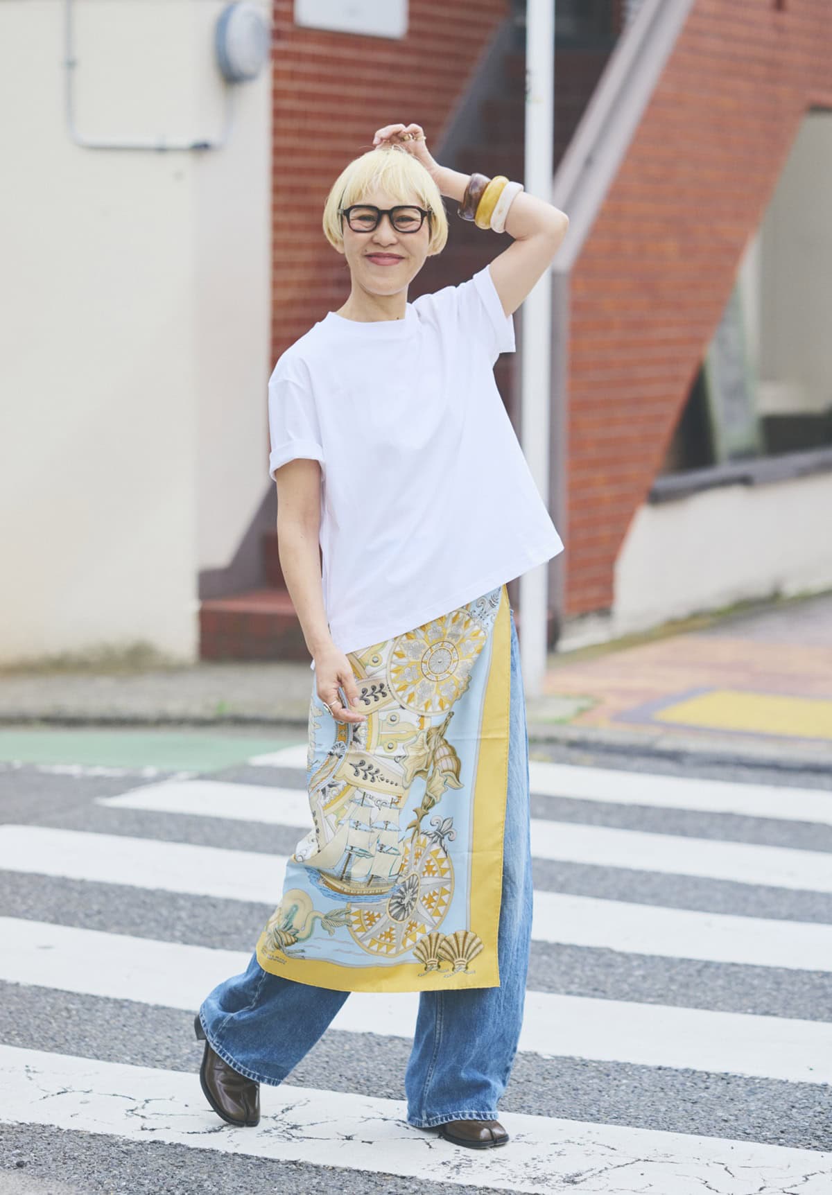 エアリズムコットンTシャツでスカーフを腰巻きに