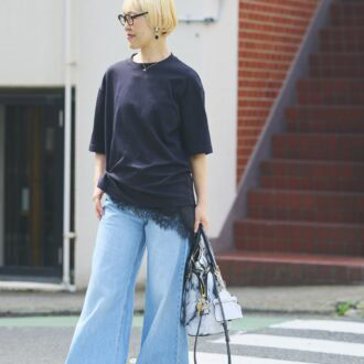 Tシャツの裾からレースをのぞかせたのがポイント