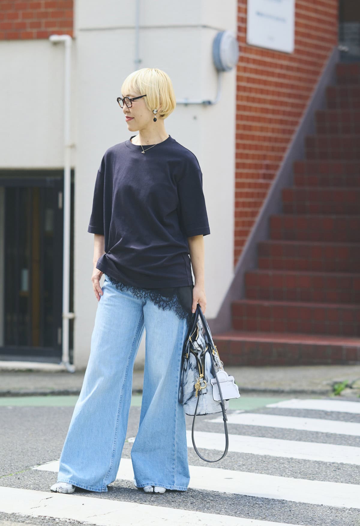 Tシャツの裾からレースをのぞかせたのがポイント