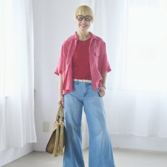 鮮やかなピンクのシャツと合わせたユニクロのローライズワイドジーンズ