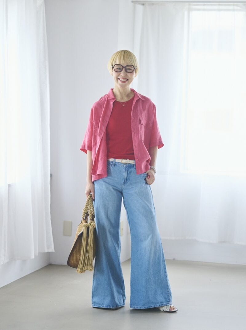 鮮やかなピンクのシャツと合わせたユニクロのローライズワイドジーンズ