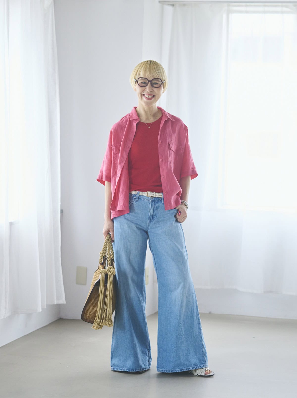 鮮やかなピンクのシャツと合わせたユニクロのローライズワイドジーンズ