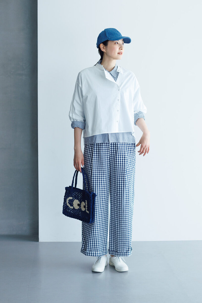 アシンメトリーシャツ¥20,900 /ロワズィール、ストライプシャツ¥24,200 /ヤエカ(ヤエカ アパートメント ストア)、ギンガムチェックパンツ¥26,400 /ル シェル ド ハリス(金万)、レースアップシューズ¥22,000/トラベルシューズ(プリュス バイ ショセ)、キャップ¥16,500 /ミュールバウアー、バッグ ¥13,420 /ザ・ジャクソンズ(ともにアッシュ・ペー・フランス)