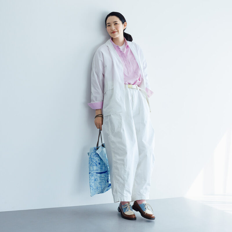 コットンジャケット¥31,900 /ティッカ、ストライプシャツ¥23,100 /ル シェルド ハリス(金万)、中に着たTシャツ¥17,600 /ギャルリー・ヴィー(ギャルリー・ヴィー 丸の内店)、ベルト付きパンツ¥25,800 /マスター&コー(マッハ55リミテッド)、靴下¥3,300/パンセレラ(真下商事)、バッグ¥25,300 /マニプリ、レースアップシューズ¥82,500 /チエ・ミハラ(アッシュ・ペー・フランス)