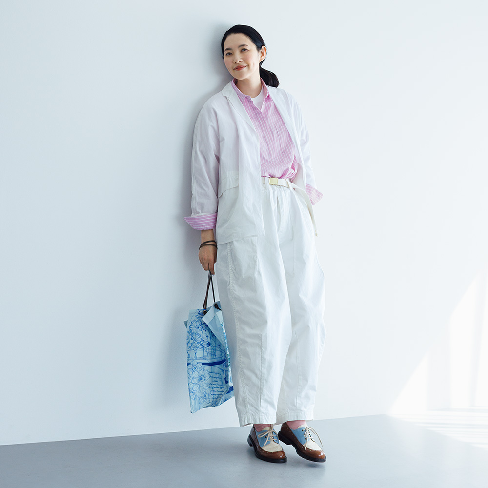 コットンジャケット¥31,900 /ティッカ、ストライプシャツ¥23,100 /ル シェルド ハリス(金万)、中に着たTシャツ¥17,600 /ギャルリー・ヴィー(ギャルリー・ヴィー 丸の内店)、ベルト付きパンツ¥25,800 /マスター&コー(マッハ55リミテッド)、靴下¥3,300/パンセレラ(真下商事)、バッグ¥25,300 /マニプリ、レースアップシューズ¥82,500 /チエ・ミハラ(アッシュ・ペー・フランス)