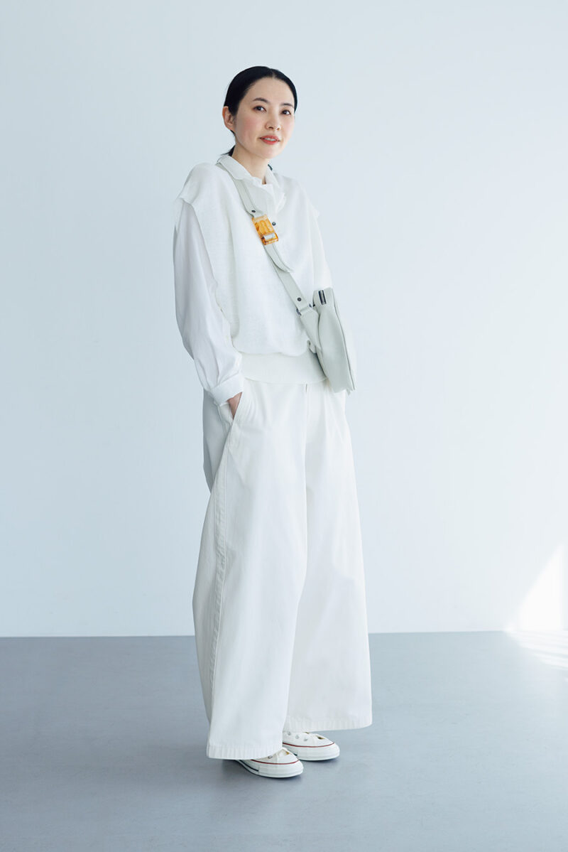 ニットポロ¥26,400/エンリカ(アッシュプラスエリオトロープ)、ブラウス¥33,000 /ハイク(ボウルズ)、ワイドパンツ¥25,960 /メヤメ(ソークロニクル)、バッグ¥69,300 /ジャック・ゴム(アッシュ・ペー・フランス)、スニーカー¥9,350 /コンバース(ヤエカ ホームストア)