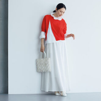 ２wayニット（前後着用可）¥28,600／レキップ、オフタートルのブラウス¥30,800 ／プレインピープル（プレインピープル青山）、マキシ丈フレアスカート¥52,800 ／エンダレンス、イヤリング¥49,500 ／ジェム・キングダム（アッシュ・ペー・フランス）、バッグ¥11,000 ／シャルマントサック、グルカサンダル¥25,300 ／トラベルシューズ（プリュス バイ ショセ）