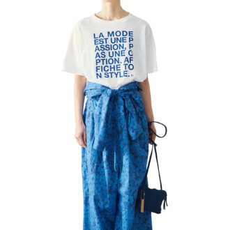 オールインワン¥47,300／アデュー トリステス、Tシャツ¥8,800／ル シェル ド ハリス（金万）、メガネ¥19,800／ザ ベッドフォードホテル（キングスター）、バッグ¥28,600／パドカレ（パドカレ六本木）、サンダル¥41,800／プレインピープル（プレインピープル青山）