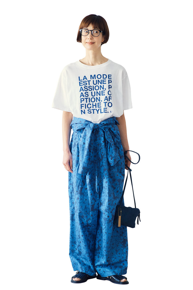 オールインワン¥47,300／アデュー トリステス、Tシャツ¥8,800／ル シェル ド ハリス（金万）、メガネ¥19,800／ザ ベッドフォードホテル（キングスター）、バッグ¥28,600／パドカレ（パドカレ六本木）、サンダル¥41,800／プレインピープル（プレインピープル青山）