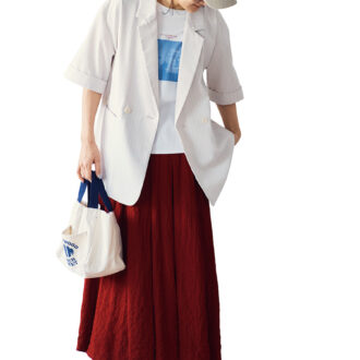 ジャケット¥6,930／クロス ファンクション（クロスプラス）、Tシャツ¥14,300／ティッカ、スカート¥15,400／コンジェ ペイエ アデュー トリステス 、バッグ¥9,350／ハリウッド ランチ マーケット、キャップ¥13,200／テール（プレインピープル青山）、スニーカー¥28,600／レキップ
