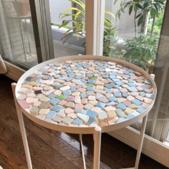 IKEAのテーブルをリメイク。天板のトレイ部分にシータイルを敷いて