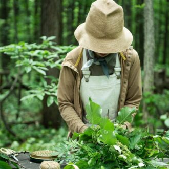 自然のままの植物をどうスワッグとして束ねるか。考えるのも楽しいひととき。