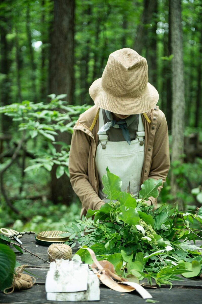 自然のままの植物をどうスワッグとして束ねるか。考えるのも楽しいひととき。