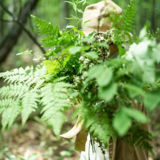 シダやツル、山紫陽花など森のなかはスワッグの材料がたくさん。