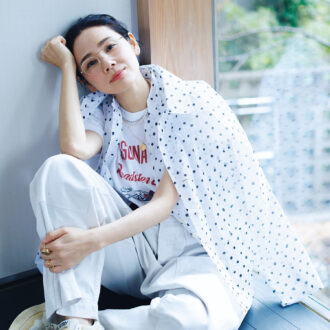 ジャケット¥57,200、ベスト¥35,200／ともにカディーアンドコー、Tシャツ¥9,900／ジャーナル スタンダード ラックス、パンツ ¥47,300／チマラ、ベルト¥19,800／プントヴィータ、スニーカー¥52,800／オートリー（すべてジャーナル スタンダード ラックス 表参道店）、シルバーネックレス¥71,500、コインネックレス¥25,300、パールネックレス¥69,300、右人差し指リング¥407,000、左人差し指リング¥858,000、左薬指リングゴールド¥204,600、グリーンアメジスト¥176,000（重ね付け）／すべてマリハ、メガネ¥48,400／チタニカ（フレームディストリビューション）