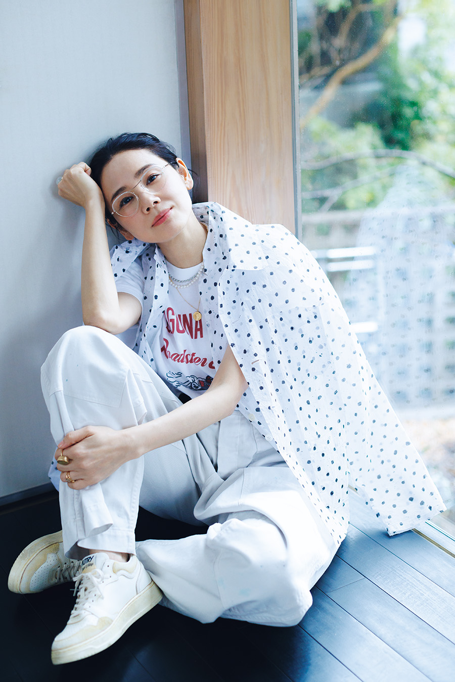 ジャケット¥57,200、ベスト¥35,200／ともにカディーアンドコー、Tシャツ¥9,900／ジャーナル スタンダード ラックス、パンツ ¥47,300／チマラ、ベルト¥19,800／プントヴィータ、スニーカー¥52,800／オートリー（すべてジャーナル スタンダード ラックス 表参道店）、シルバーネックレス¥71,500、コインネックレス¥25,300、パールネックレス¥69,300、右人差し指リング¥407,000、左人差し指リング¥858,000、左薬指リングゴールド¥204,600、グリーンアメジスト¥176,000（重ね付け）／すべてマリハ、メガネ¥48,400／チタニカ（フレームディストリビューション）
