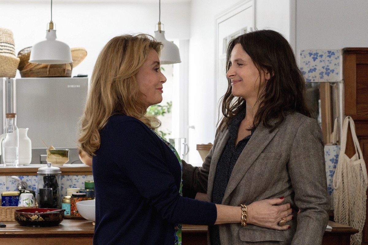 カトリーヌ・ドヌーヴとジュリエット・ビノシュが母娘役で初共演した『真実』©2019 3B-分福-MI MOVIES-FRANCE 3 CINEMA　photo L. Champoussin © 3B-Bunbuku-Mi Movies-FR3