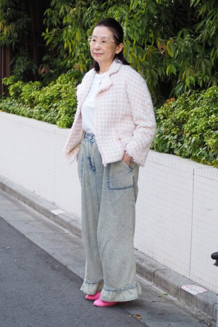【スナップ】挿し色の“ピンク”であか抜ける！ 大人可愛いデニムコーデ