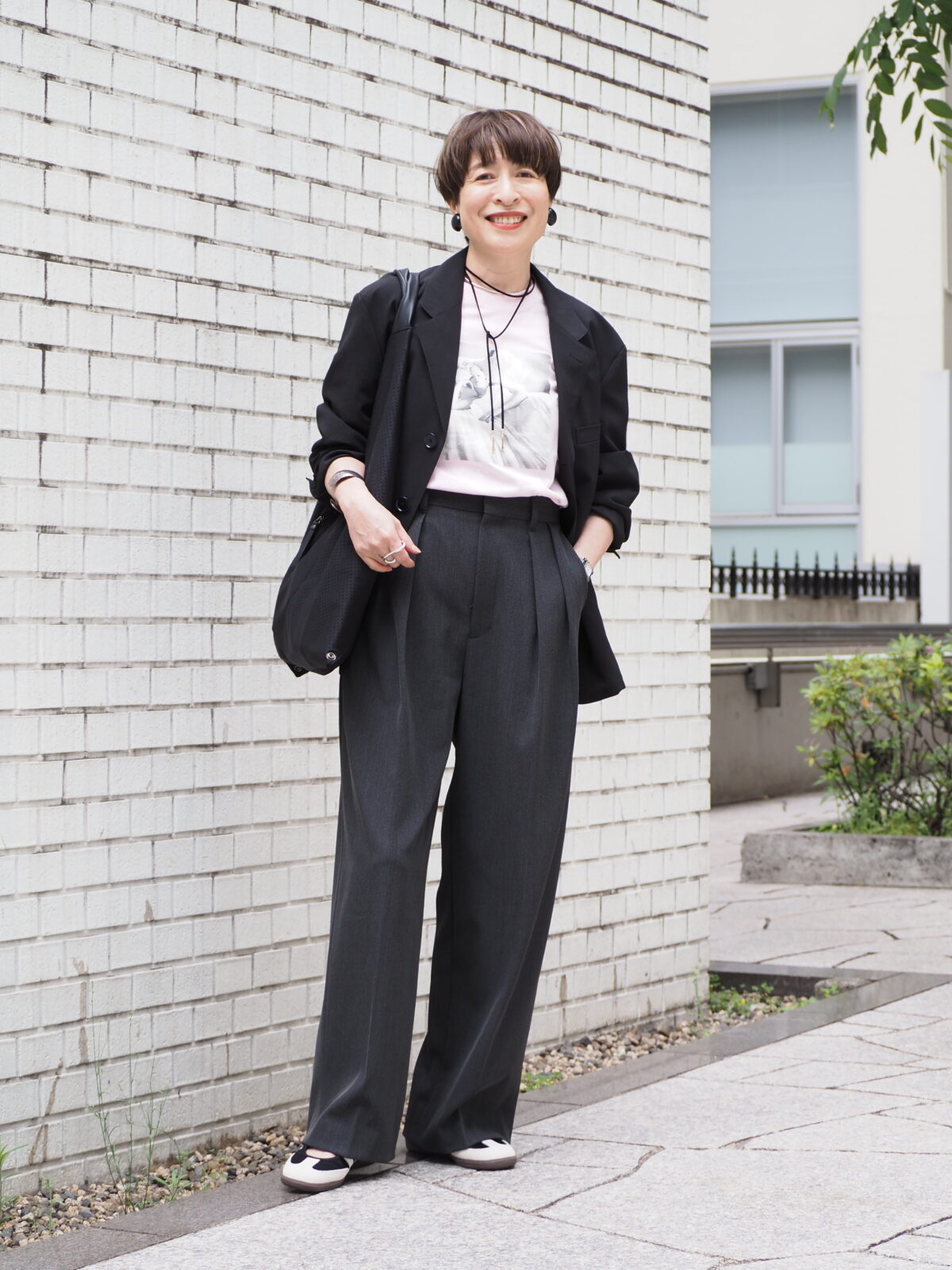 【1週間スナップ】50代のための白スニーカー正解コーデ7選 “無難見えしない”コツは？
