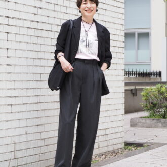 【1週間スナップ】50代のための白スニーカー正解コーデ7選 “無難見えしない”コツは？