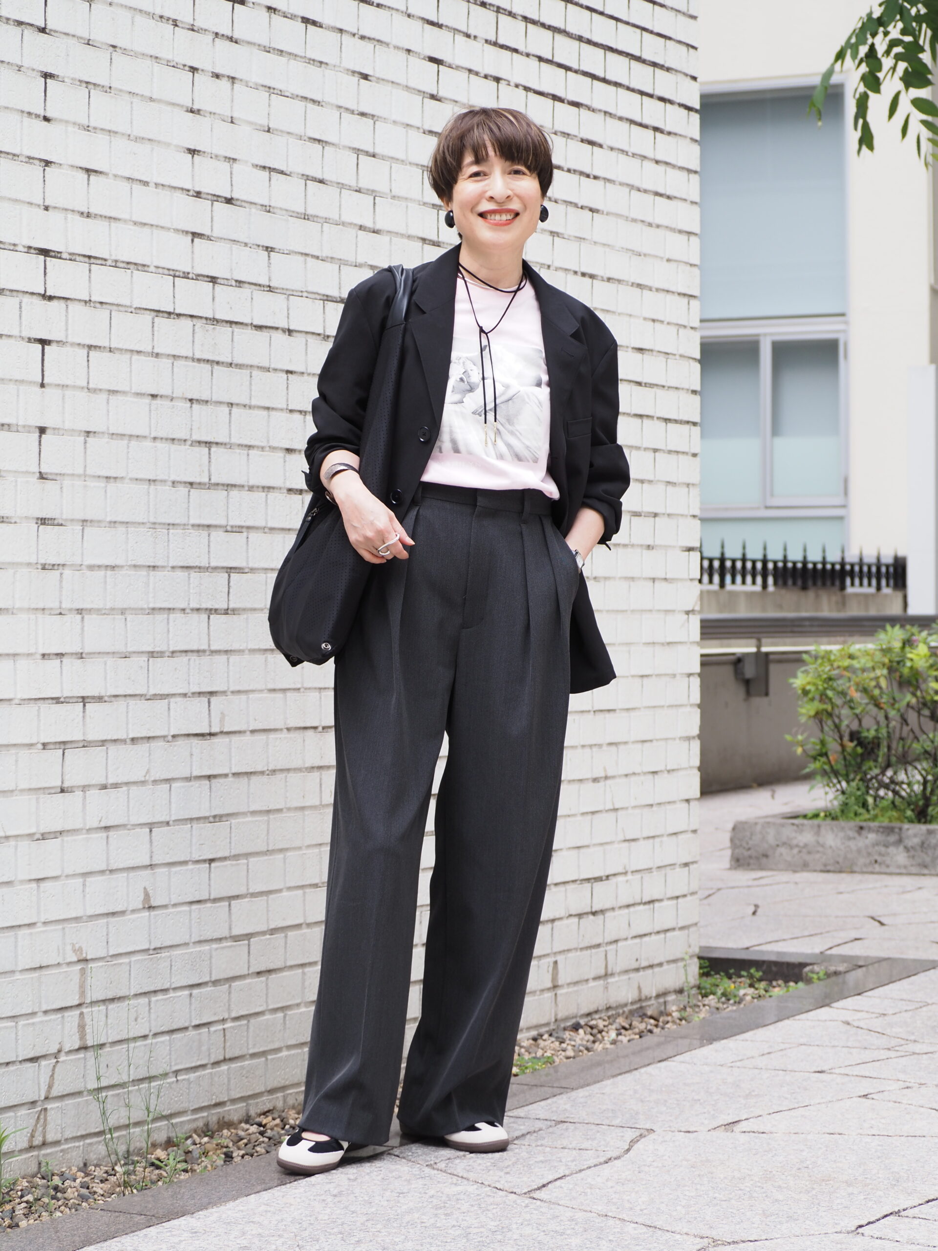 【1週間スナップ】50代のための白スニーカー正解コーデ7選 “無難見えしない”コツは？