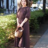 【スナップ】50代のおしゃれはシルエットがモノをいう！ ウエスト位置高めのワンピースならスニーカーとの相性も◎