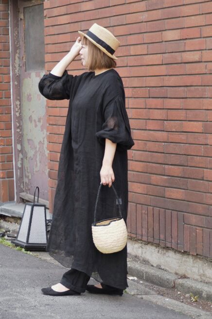 【スナップ】感度の高いおしゃれさんの間で話題！ シンプルコーデがあか抜ける「アンピアーナ」のかごバッグ
