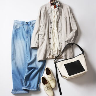 フリルシャツはマニッシュなアイテムと合わせると◎