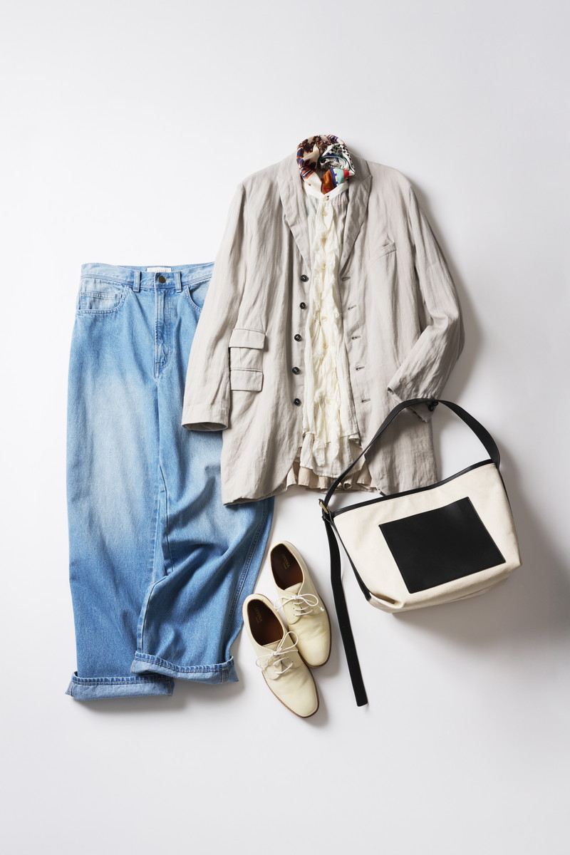 フリルシャツはマニッシュなアイテムと合わせると◎