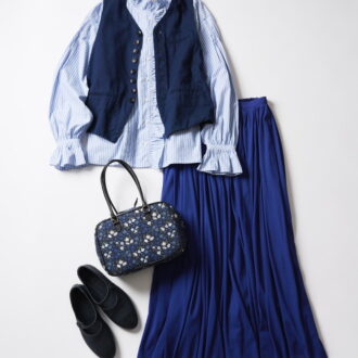 ストライプのフリルシャツならトラッドなん雰囲気に