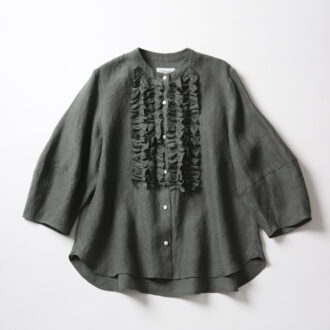 フリルシャツを選ぶときはリネンなどのナチュラル素材を