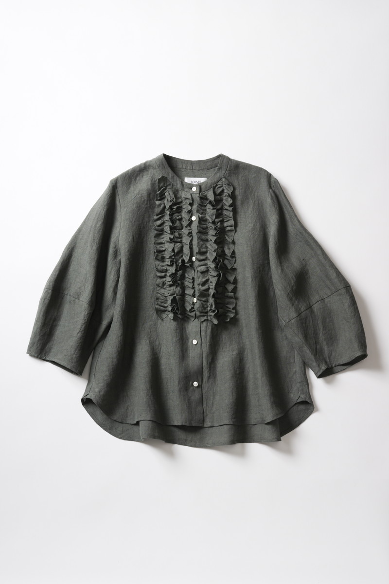 フリルシャツを選ぶときはリネンなどのナチュラル素材を