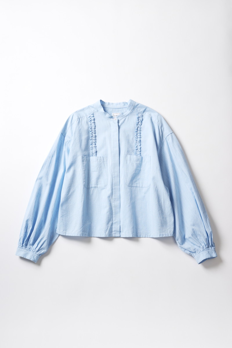 フリルシャツは寒色が使いやすい