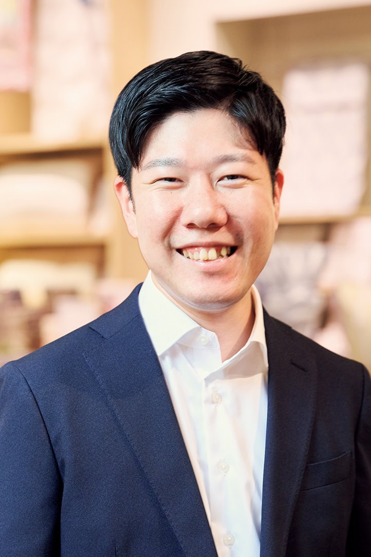 日本睡眠科学研究所認定「スリープマスター」の酒井優作さん。睡眠科学や快眠環境などの専門講習を受けたねむりのプロ。