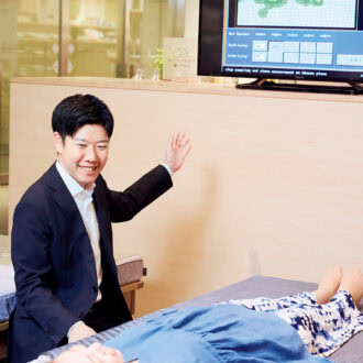 体圧センサー内蔵の「エルゴチェック」に横になると、体圧の分布が色別でモニターに表示されます