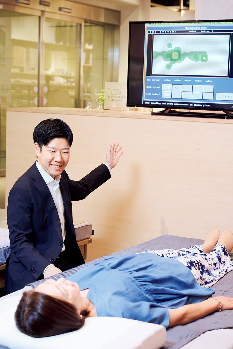 体圧センサー内蔵の「エルゴチェック」に横になると、体圧の分布が色別でモニターに表示されます