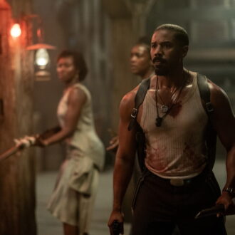 双子のスモークとスタックを、マイケル・B・ジョーダンが一人二役で演じた。『罪人たち』© 2025 WARNER BROS. ENTERTAINMENT INC. AND DOMAIN PICTURES, LLC. ALL RIGHTS RESERVED.